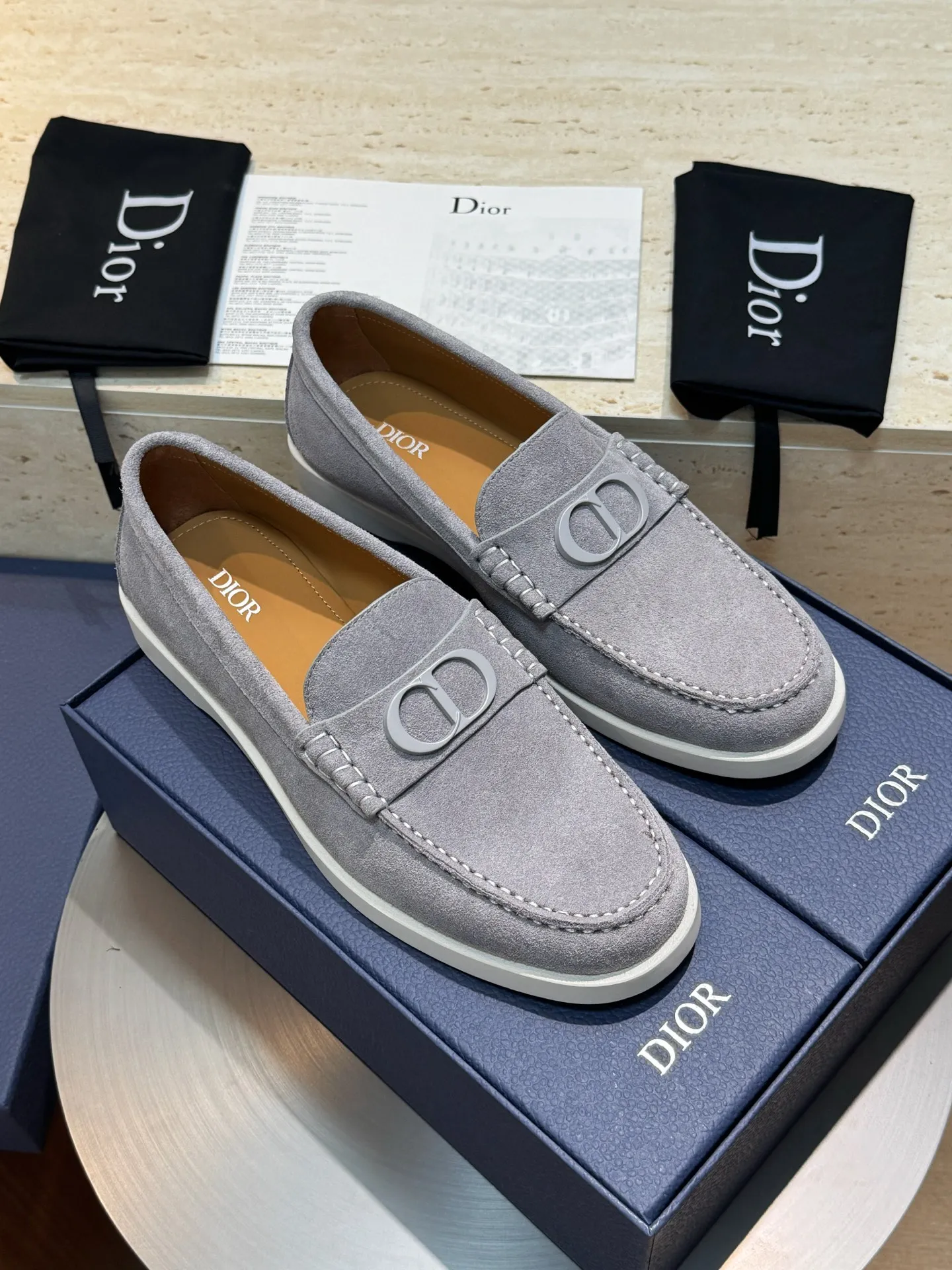 Factory price: 420💰Dior*Granville men's lace-up casual shoes-original replica Buy the original version and get a one-to-one replica. It is a casual dress shoe. Crafted from luxuriously soft navy suede, it features an Oblique printed panel on the upper. The lightweight white rubber sole adds sophistication, with an Oblique pattern engraved on the outsole and branding on the back. Adds elegance to any casual look. Imported cowhide suede + imported cowhide lining + original outsole Size: 39-44 (45 46 customized)